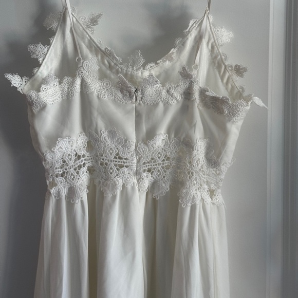 Elegant White Lace Dress - Picture 11 of 12